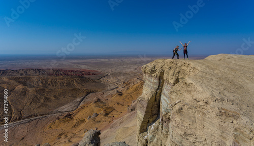 tourists on the edge of the canyon