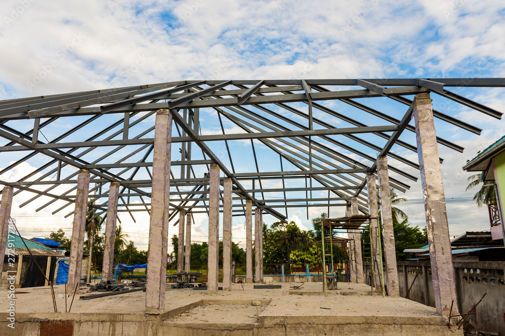Structure of houses, pillars and concrete floors, roof structures using steel in construction