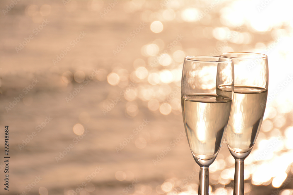 Obraz premium 2個のグラス きらめく光