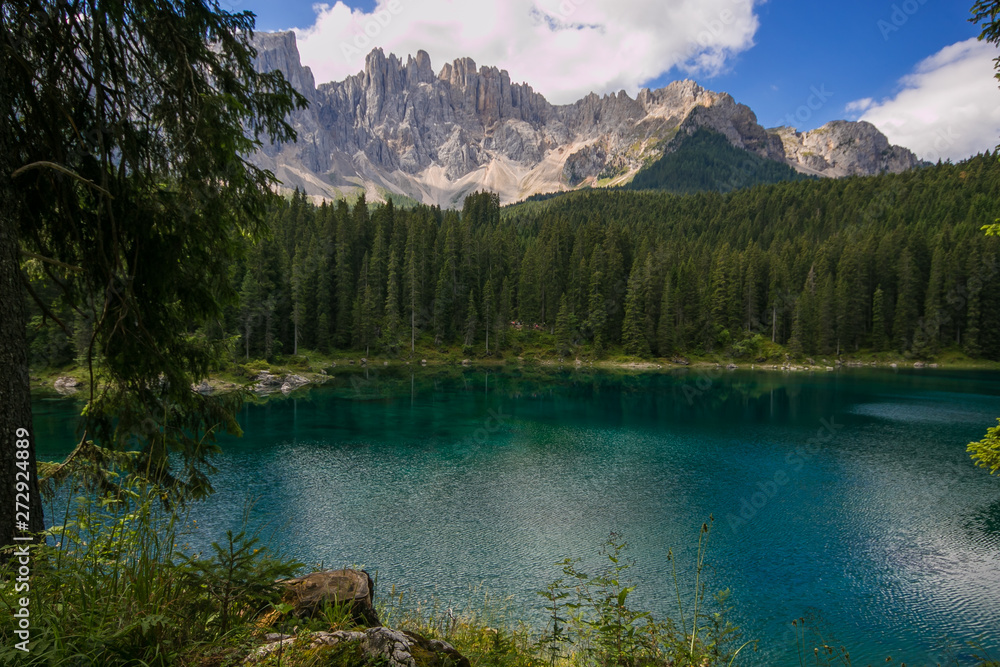 Famoso lago di Carezza in Val d'Ega
