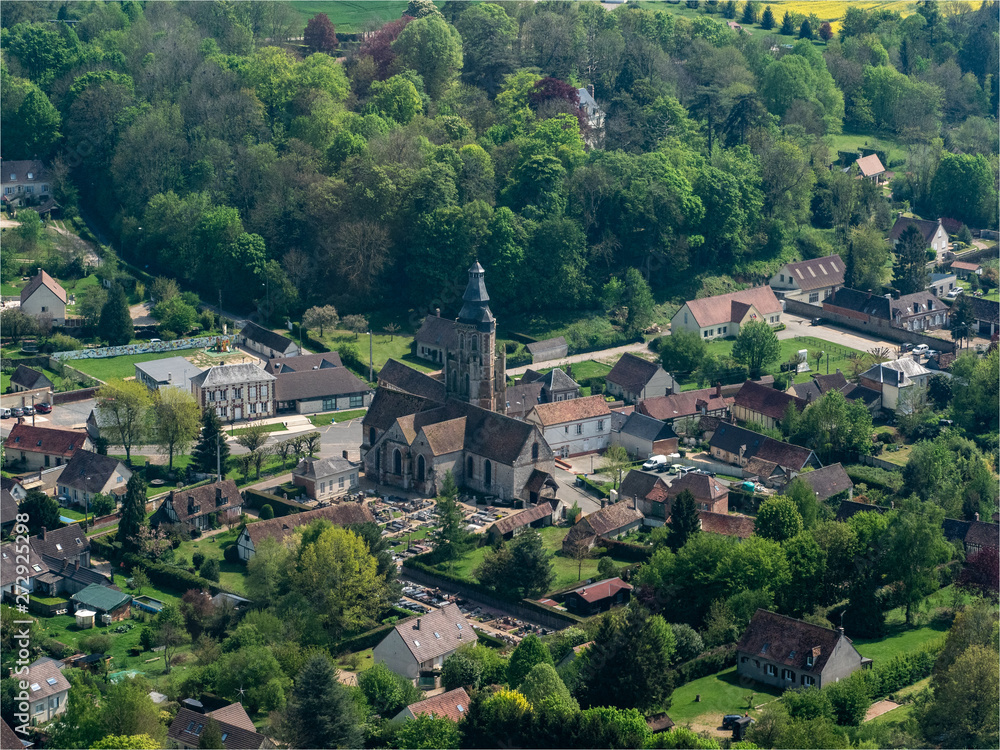 vue aérienne de village de Flavacourt dans l'Oise en france