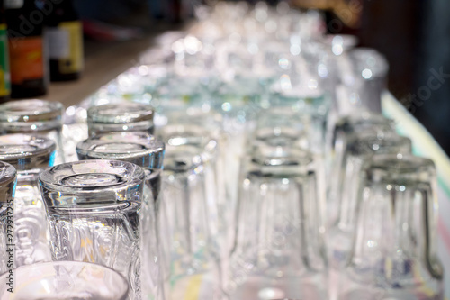 Foto a lot of glasses on the bar