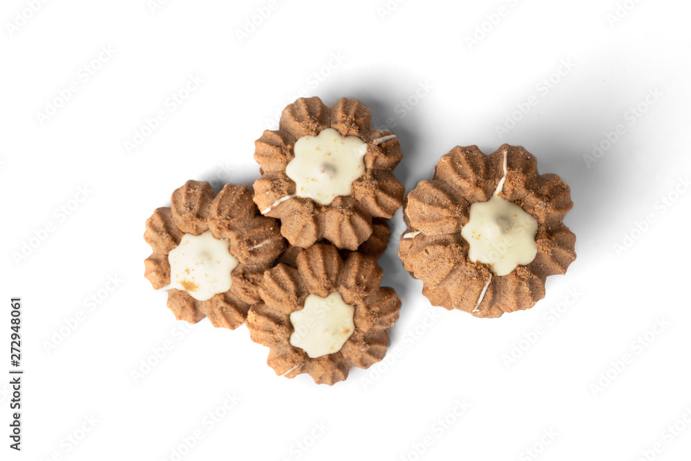 Obraz premium Chocolate shortbread cookies isolated on white background.