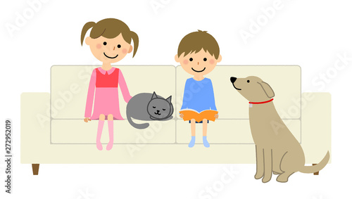 ソファーでくつろぐ子ども達