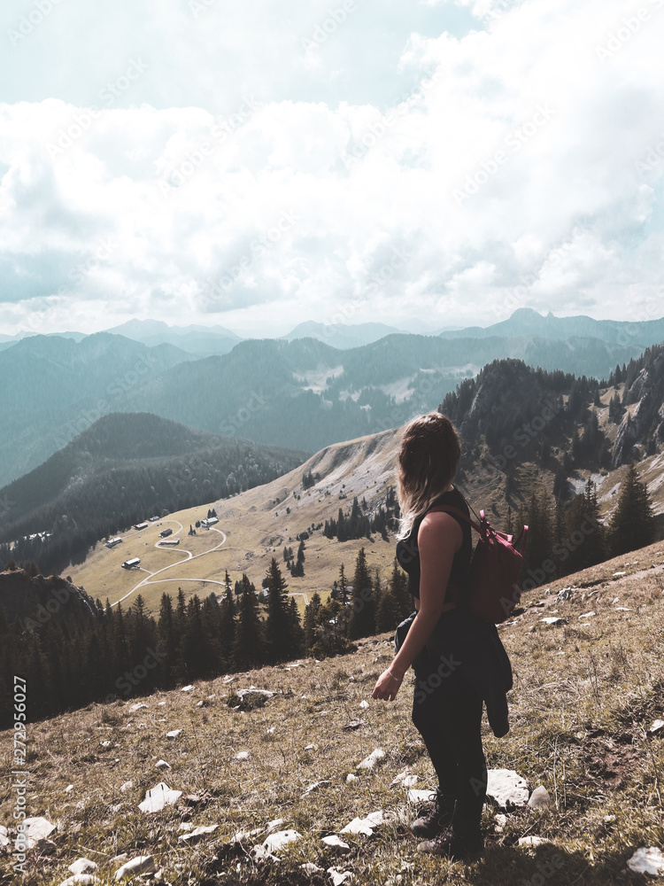 Naklejka premium woman on top of mountain