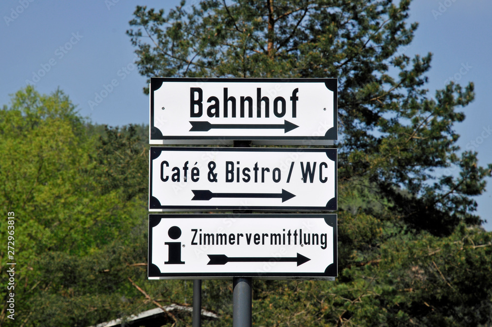 zittauer schmalspurbahn, wegweiser im bahnhof oybin