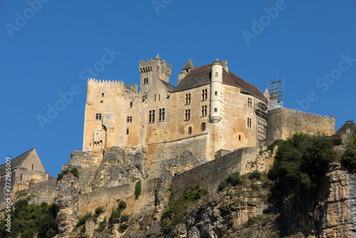  The medieval Chateau de Beynac rising on a limestone cliff above the Dordogne River. France, Dordogne department, Beynac-et-Cazenac © wjarek