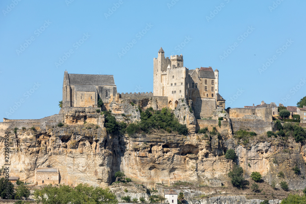  The medieval Chateau de Beynac rising on a limestone cliff above the Dordogne River. France, Dordogne department, Beynac-et-Cazenac