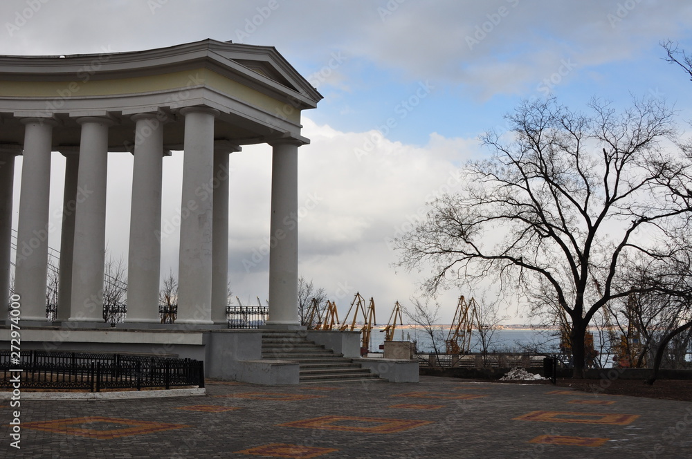 Obraz premium Odessa. Summer evening. Colonnade. Port.