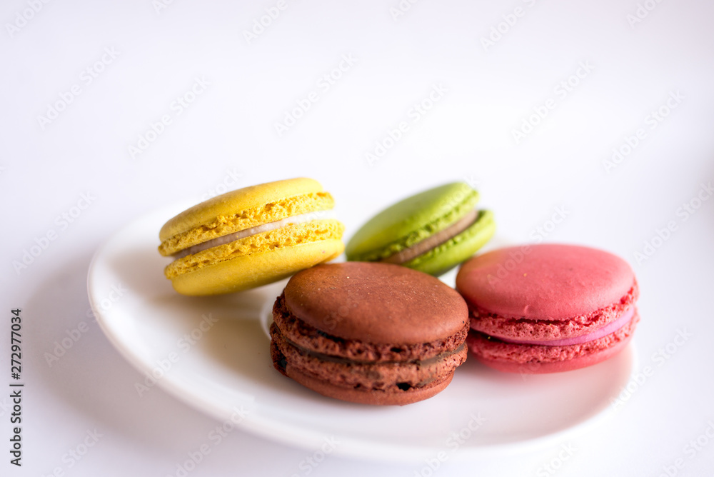 Fototapeta premium colorful macaroons on white background