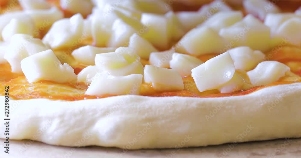 Cottura nel forno a legna di una pizza margherita napoletana con mozzarella che si scioglie e salsa di pomodoro rosso. Cottura nel forno a legna di una pizza margherita napoletana con mozzarella che si scioglie e salsa di pomodoro rosso.