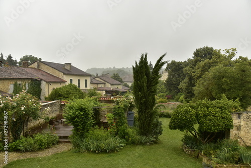 Fototapeta Naklejka Na Ścianę i Meble -  Fine pluie sur la végétation luxuriante des jardins au bourg de Champagne au Périgord Vert