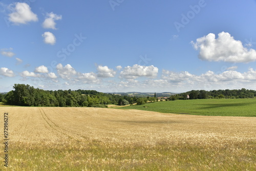 Cumulus de beau temps au dessus de la campagne du Périgord vert à Vendoire