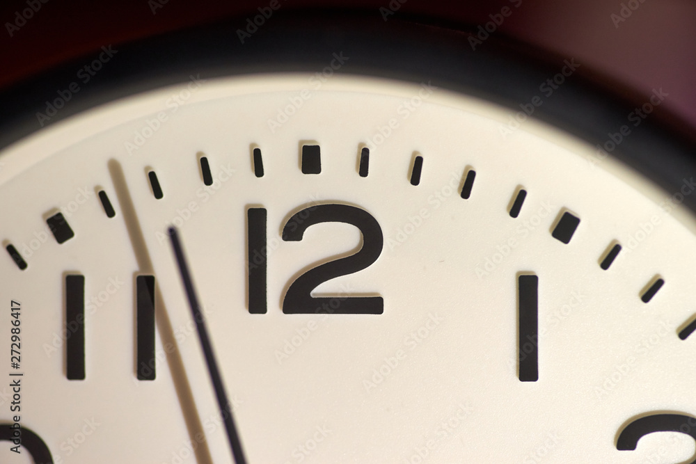 時計の12時 秒針 時間の流れ Stock 写真 Adobe Stock