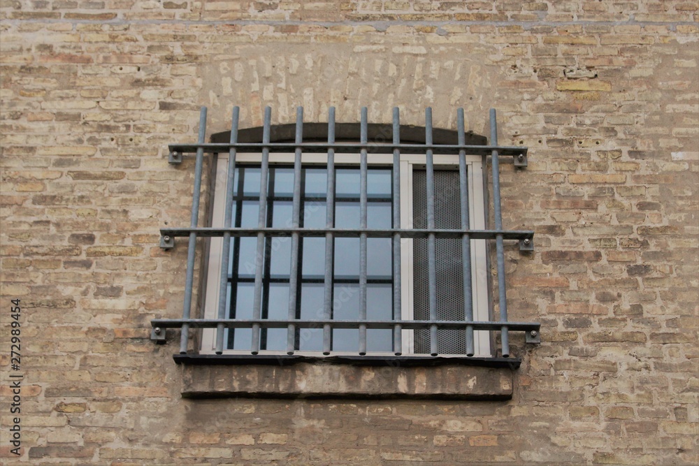 Obraz premium old window on the prison wall