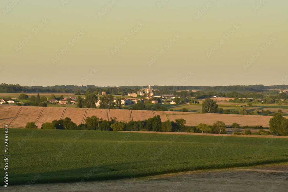 Lumière du coucher de soleil sur les champs près du Puy de Versac au Périgord Vert