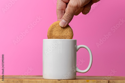 Billede på lærred dunking a biscuit in a mug of tea