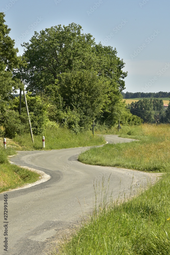 Zing-zags à une route de campagne près du bourg de Fontaine au Périgord Vert