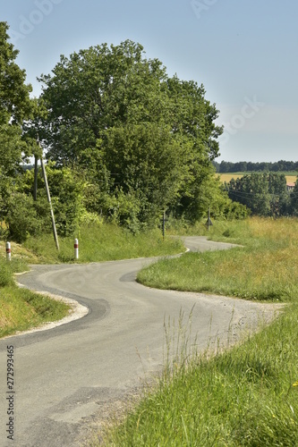 Zing-zags à une route de campagne près du bourg de Fontaine au Périgord Vert
