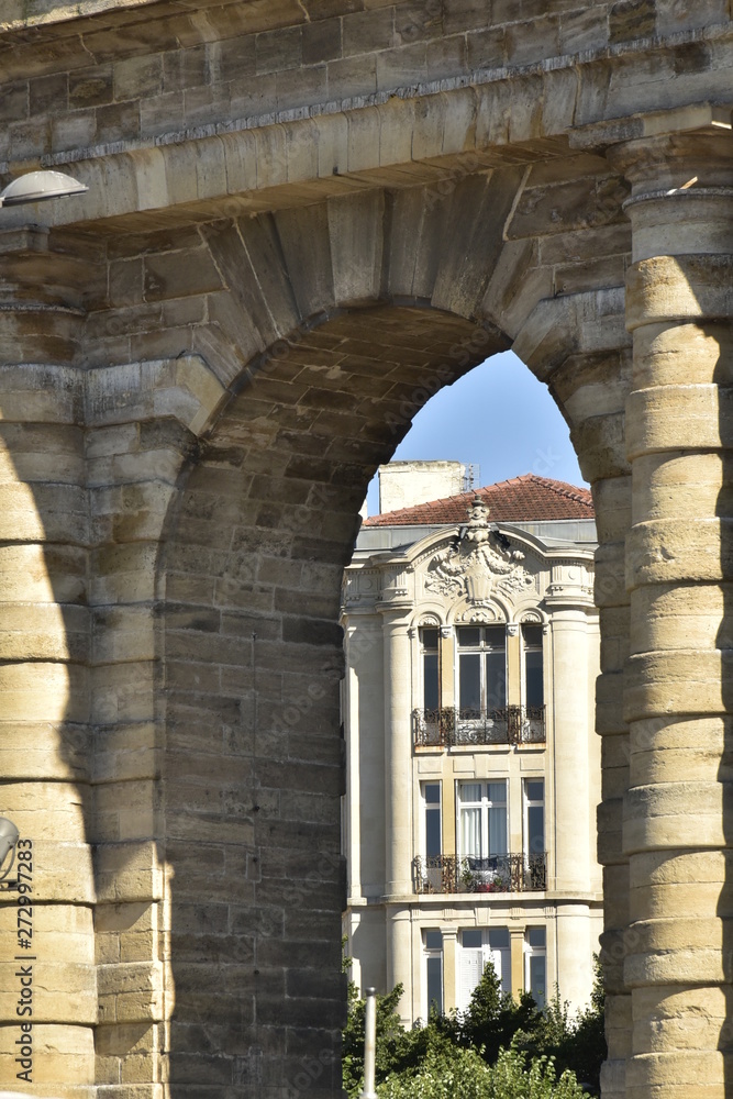 Immeuble à appartements derrière l'arche de la Porte d'Aquitaine à Bordeaux
