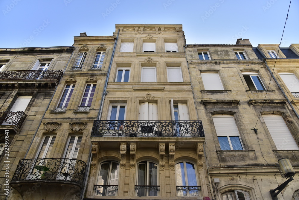 L'architecture typique des vielles façades avec ses balcons au centre historique de Bordeaux L'architecture typique des vielles façades avec ses balcons au centre historique de Bordeaux