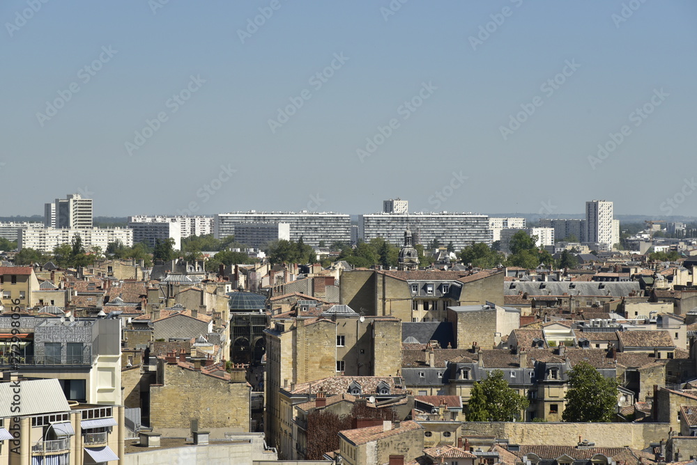 Derrière les vieilles bâtisses du centre historique ,l'immense cité d'HLM du Grand Parc à Bordeaux
