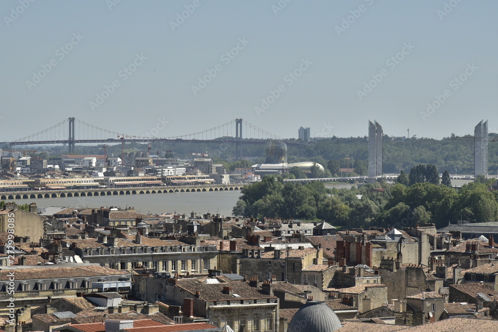 Vue panoramique à contre-jour du centre historique de Bordeaux vers la Garonne ,depuis le Campanile de la cathédrale St-André