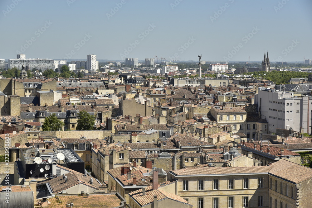 Le centre historique de Bordeaux avec ses vieilles bâtisses typiques en pierres en dispersion archaïque
