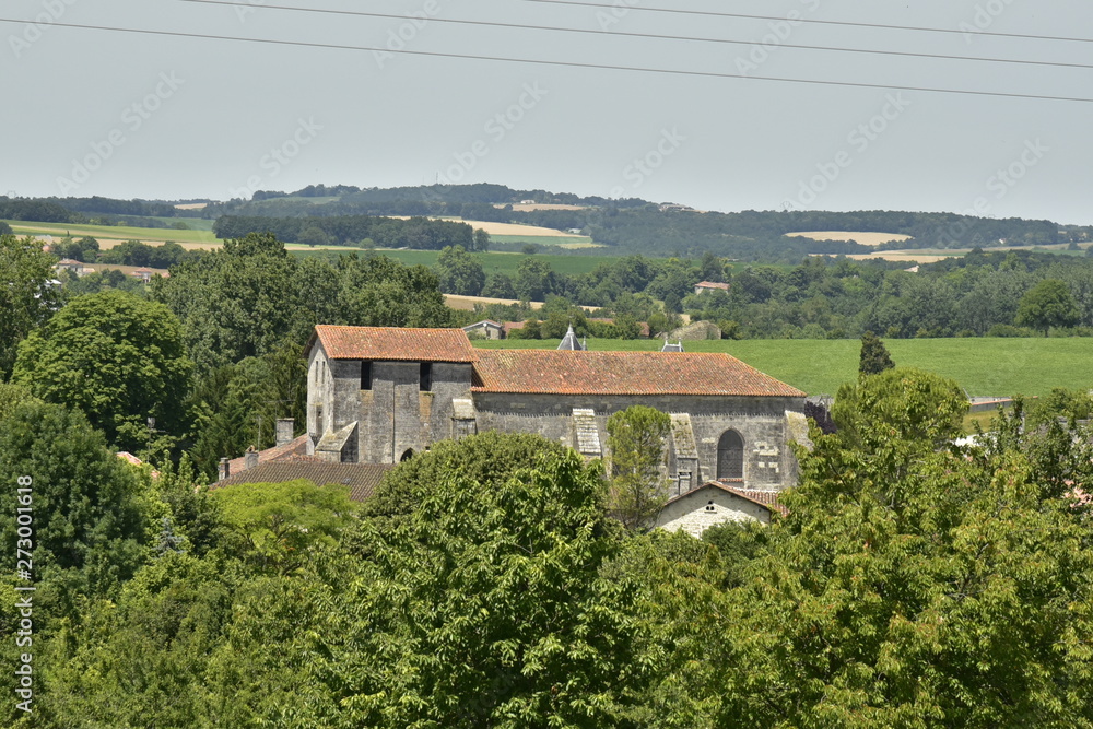 L'église romane de Champagne émergeant d'un bois au Périgord Vert