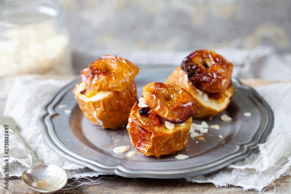Baked apples with raisins and apricots