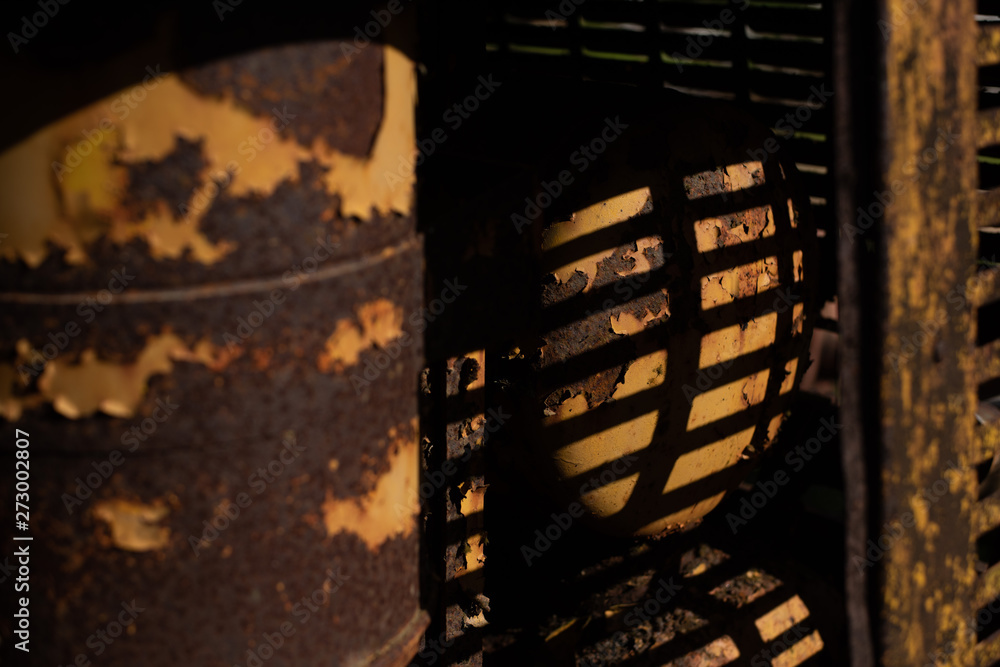 Obraz premium Rusted surfaces, detaching bolts