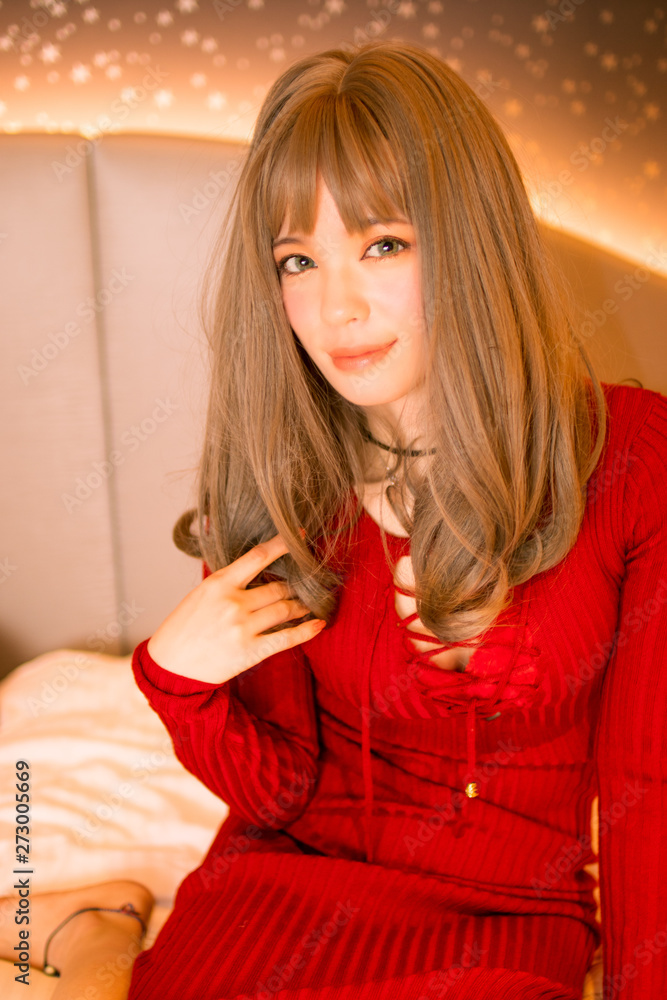座る赤いワンピースの女性 座る赤いワンピースの女性