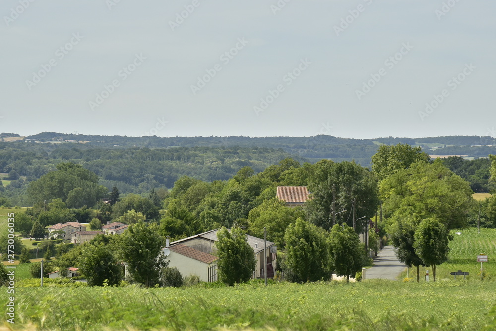 Quelques maisons en pleine nature près du bourg de Champagne au Périgord vert
