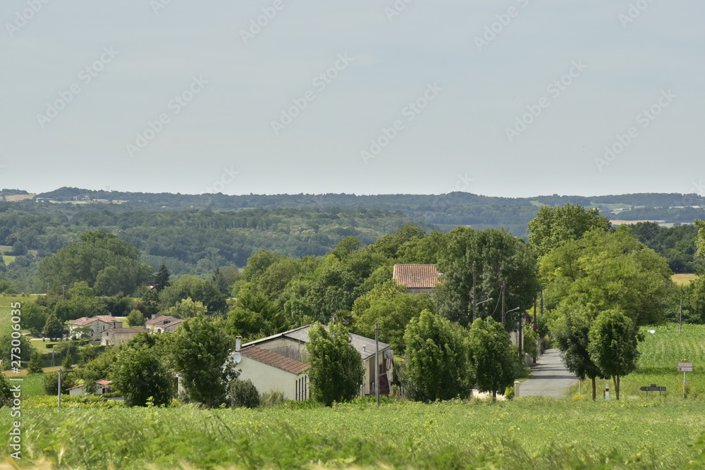 Quelques maisons en pleine nature près du bourg de Champagne au Périgord vert Quelques maisons en pleine nature près du bourg de Champagne au Périgord vert
