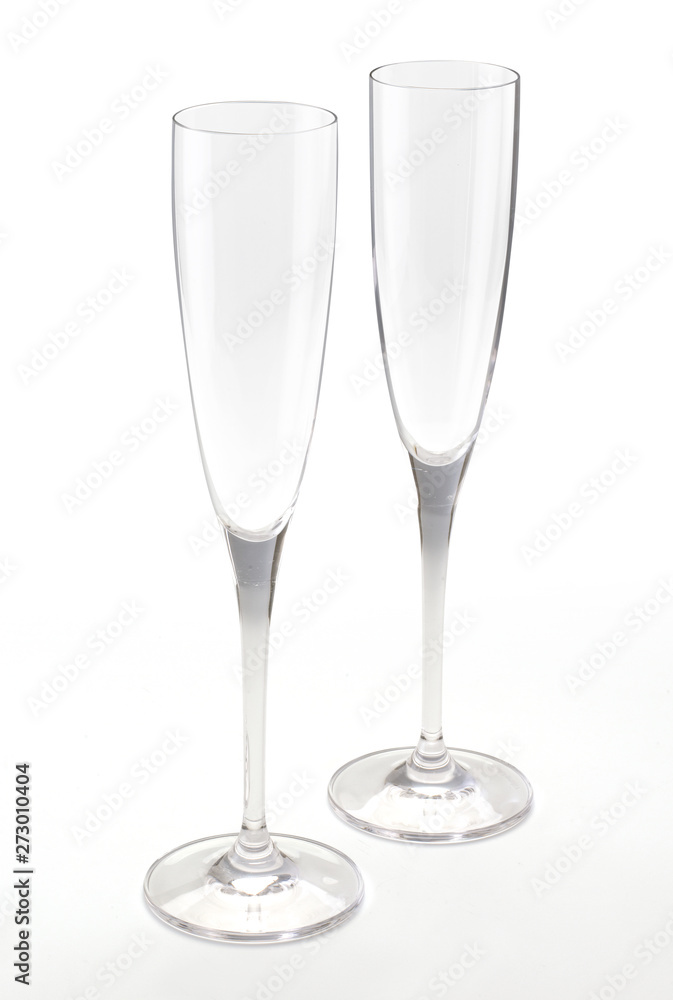 Copas de vino de cristal sobre fondo blanco Copas de vino de cristal sobre fondo blanco