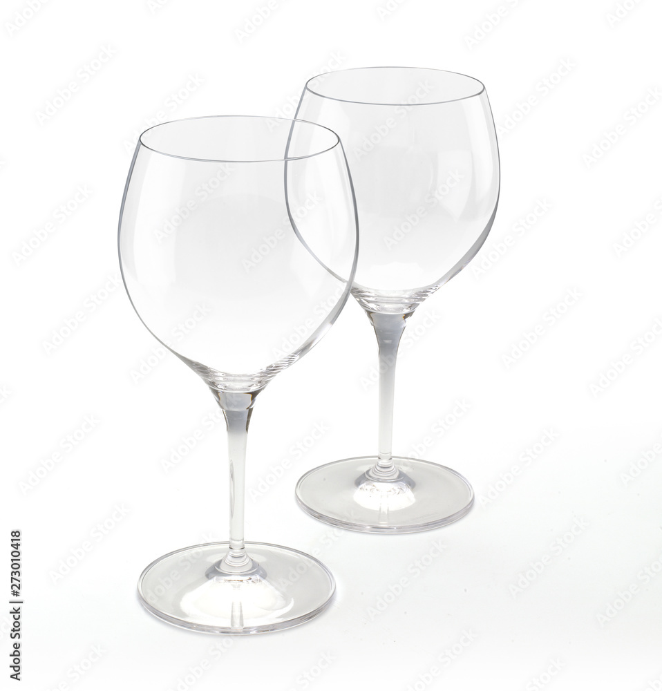 Copas de vino de cristal sobre fondo blanco