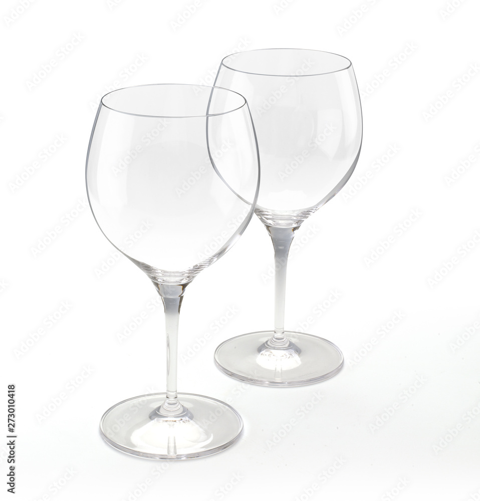 Copas de vino de cristal sobre fondo blanco Copas de vino de cristal sobre fondo blanco