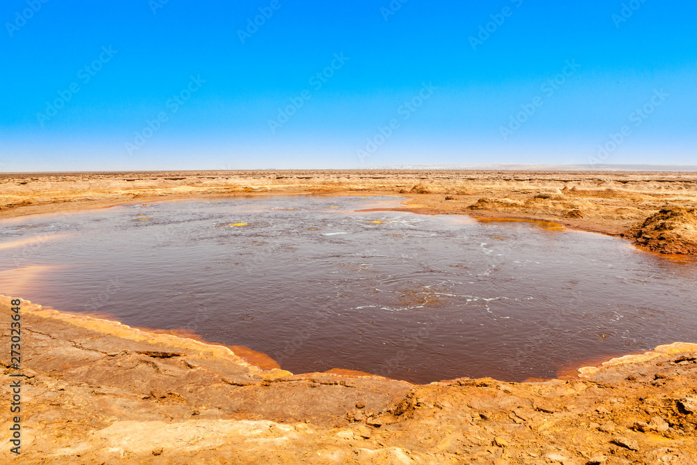 Φωτογραφία yellow sulphur springs lake in Dallol, Afar region of the Danakil Depression