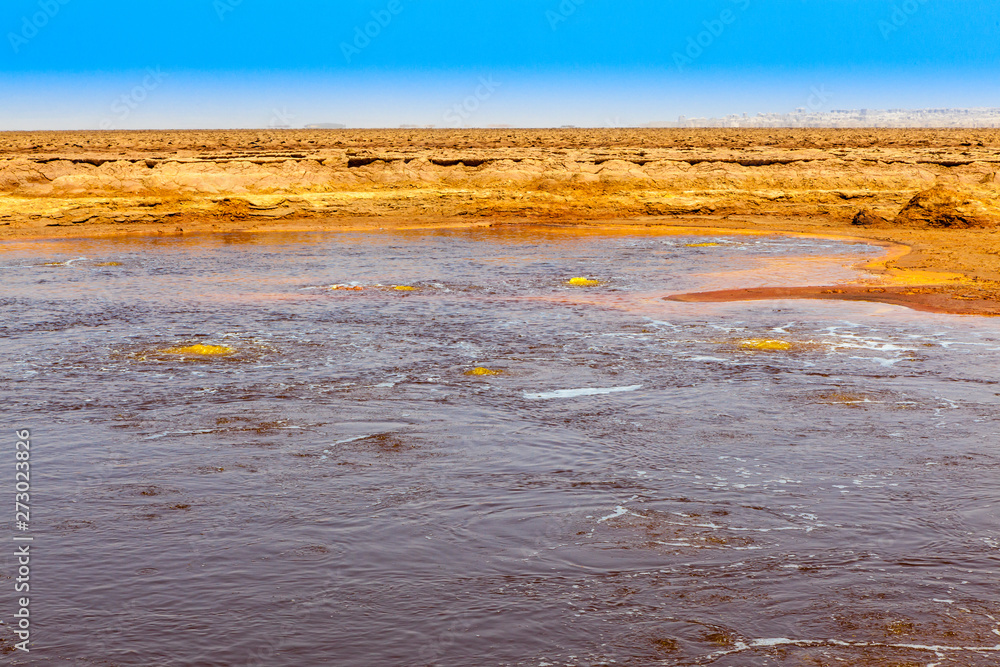 Φωτογραφία yellow sulphur springs lake in Dallol, Afar region of the Danakil Depression