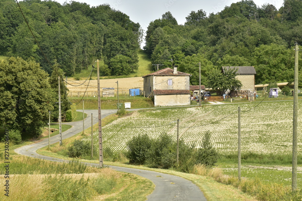 Route de Campagne vers l'un des hameaux de la commune de Vendoire au Périgord Vert