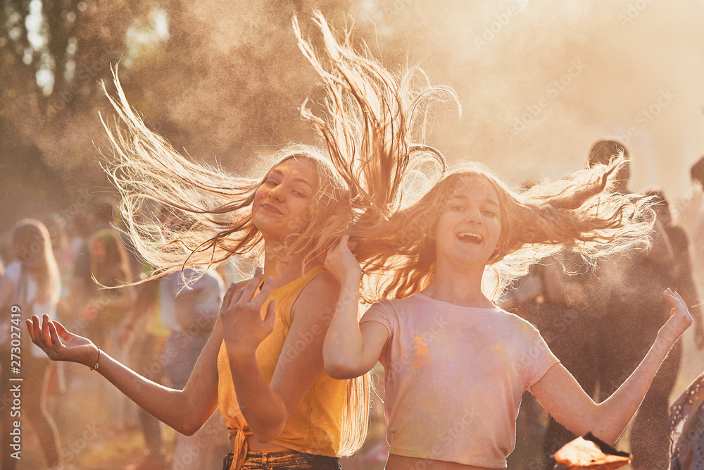 Φωτογραφία Portrait of happy young girls on holi color festival