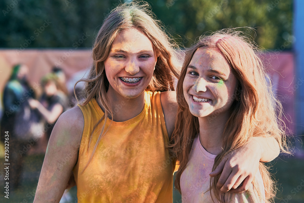 Φωτογραφία Portrait of happy young girls on holi color festival