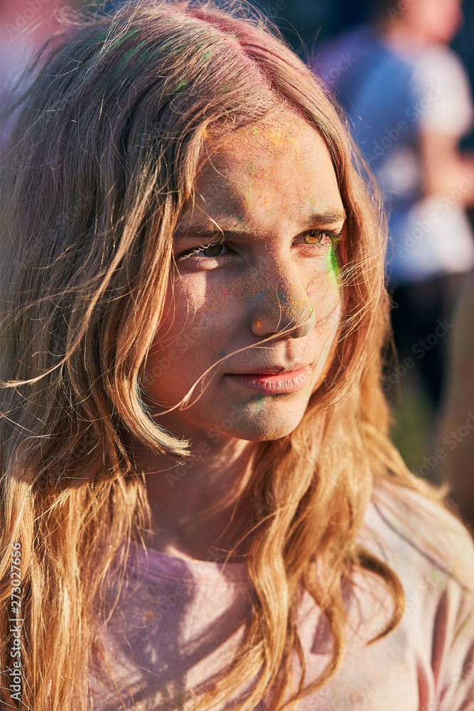 Φωτογραφία Portrait of happy young girls on holi color festival