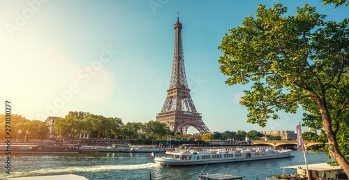 Canvas Print The eifel tower in Paris from a tiny street