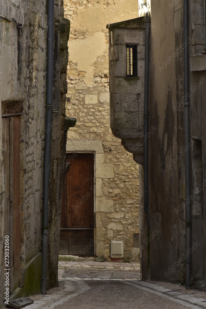 Impasse et ruelle sombres entre les vieux murs dans la quartier médiéval de Périgueux en Dordogne