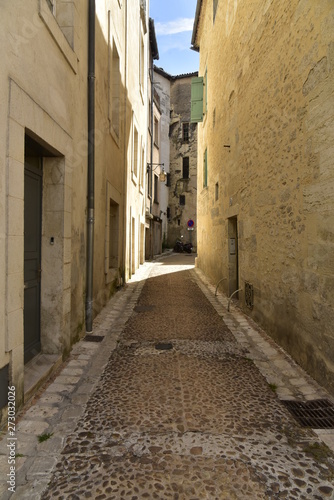 Impasse et ruelle sombres entre les vieux murs dans la quartier médiéval de Périgueux en Dordogne