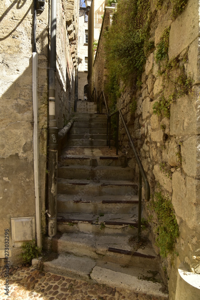 Escaliers étroits et ombragé entre deux vieux murs en pierres dans le quartier médiéval de Périgueux en Dordogne