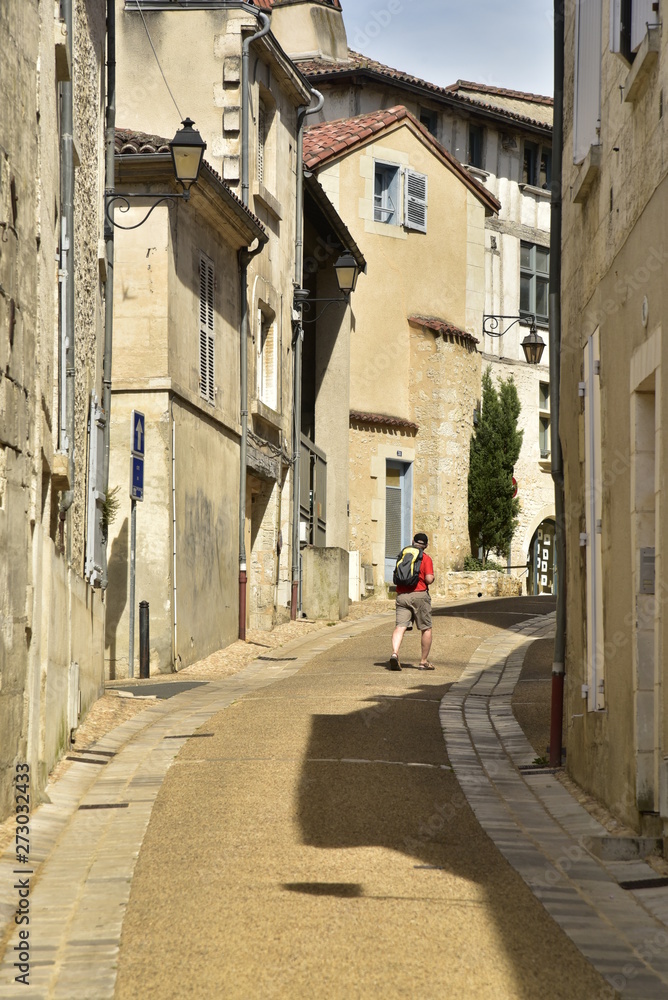Rue ou ruelle typique en pente récemment restaurée entre les vieux murs du centre historique de Périgueux en Dordogne