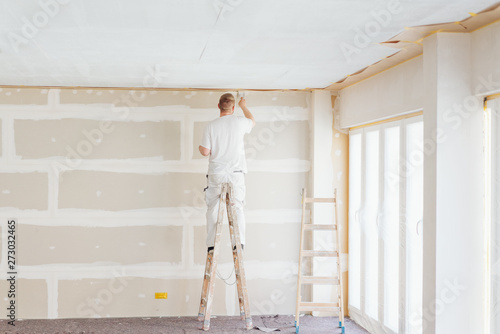 Bild auf Leinwand maler steht auf der leiter