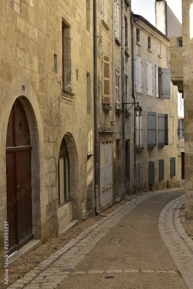 Impasse et ruelle sombres entre les vieux murs dans la quartier médiéval de Périgueux en Dordogne